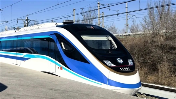 载客之王！重庆15号线列车下线：2428人刷新行业纪录