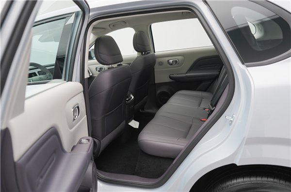 15万级首搭激光雷达城区智驾！零跑B10内饰首秀：能提前锁定爆款吗