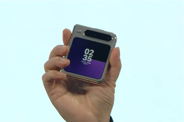 业界首款阔折叠来了：华为Pura X亮相