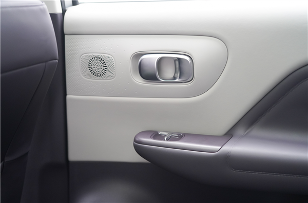 15万级首搭激光雷达城区智驾！零跑B10内饰首秀：能提前锁定爆款吗