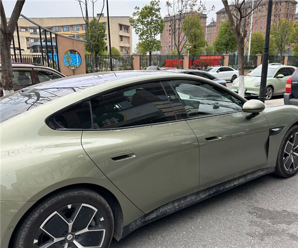 小米SU7标准版车主贴反雷达罩 结果有点小帅：烫了个小背头