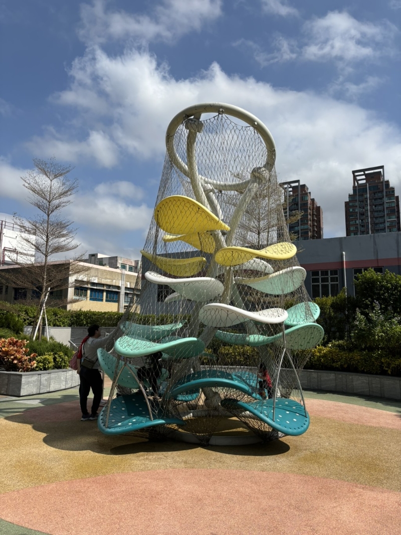 别少看这个层层塔，爬到最高需要一定的胆量和技巧。（图片来源：《亲子王》）