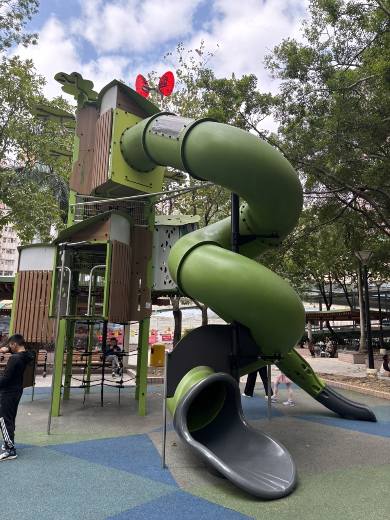 旋转滑梯只有开首一段可望到外面，其余作密封设计，漆黑中滑下十分刺激。（图片来源：《亲子王》）