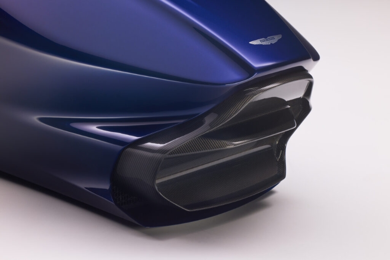 装有Aston Martin鬼面罩及车章