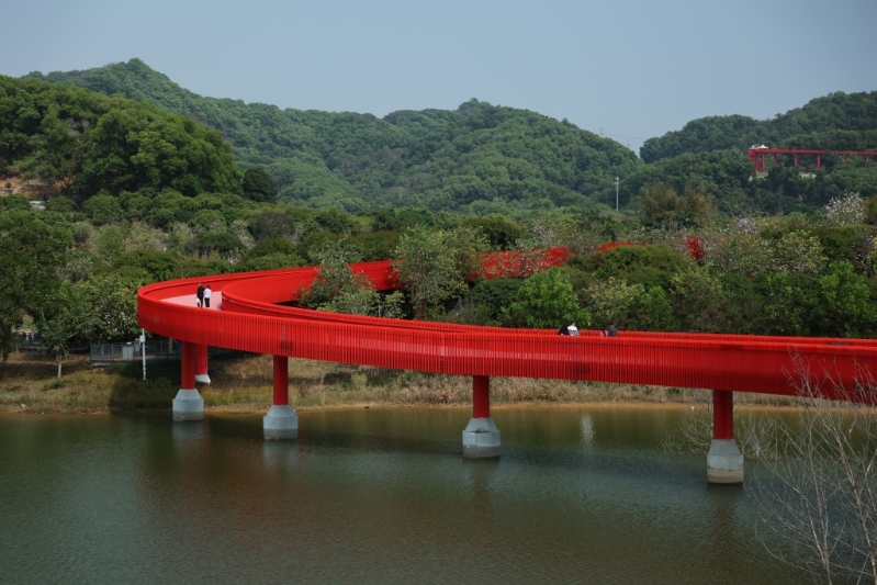 位于光明区的虹桥公园，最令人印象深刻的必然是一条长达4.3公里的红色空中栈道桥