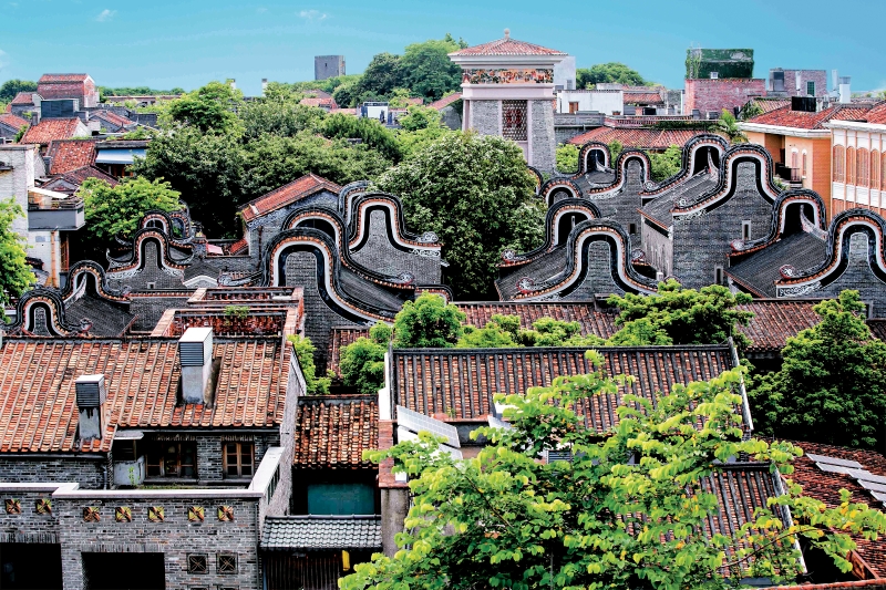 瑞安房地产旗下佛山岭南天地前身为“祖庙-东华里” 区域，原址迄今有900余年历史，是佛山文物古迹保存最完整的岭南古建筑群。其运用“修旧如旧，新老并存”的理念，以岭南特色青砖建筑为依托，打造城市微度假目的地。