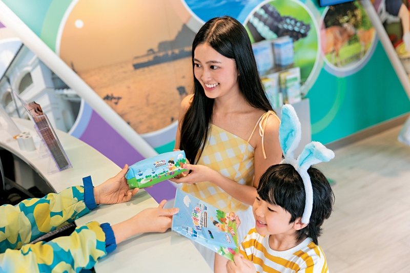 持有小童来回缆车门票的宾客，可参与“我的牛仔”寻蛋之旅，只要集齐盖印，即可获得限量“牛仔”复活节礼物。