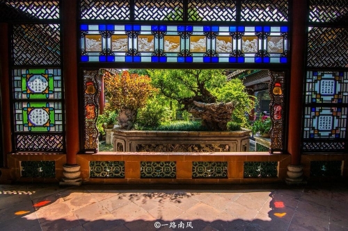 佛山一日游好去处2025｜2. 清晖园 园林建造使用镂空木雕花板、砖雕、彩色玻璃等装饰工艺。