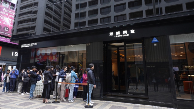 老铺黄金年前承租尖沙咀广东道巨铺，面积逾万呎，门外经常聚集顾客，排至转角处。