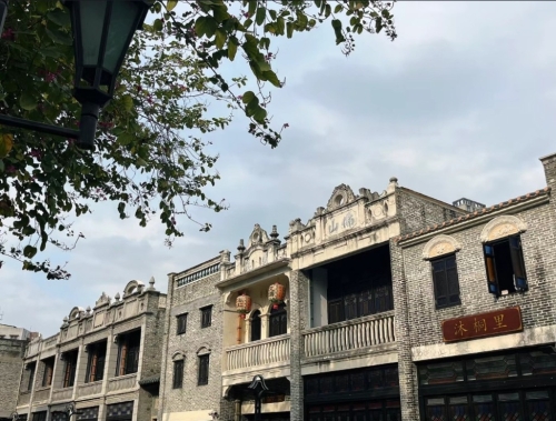 佛山好去处2025｜3. 岭南天地 青砖屋、石板街、雕花屋檐、骑楼等珍贵历史建筑。（图：小红书@小辣椒出去玩吖）