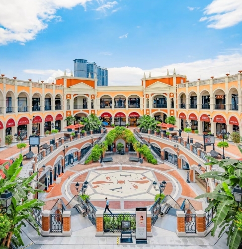 佛山Outlet好去处2025｜６. 佛罗伦萨小镇 距离广州南站5分钟车程，小镇建筑充满意大利风情。