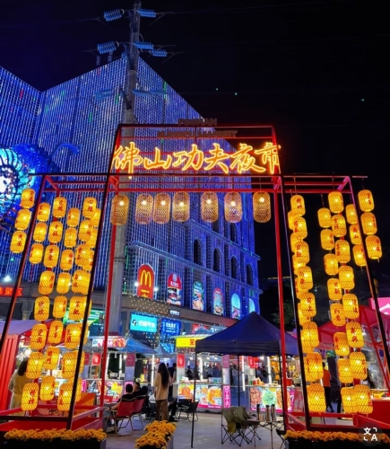 9. 功夫夜市 第一期有100个摊位，凌晨4时打烊，简直是不夜城。（图片来源：老派美少女@小红书）