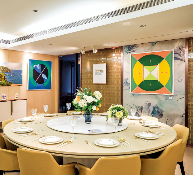 在饭厅悬挂的两幅几何作品，个中色系搭配以及构图，尽显现代简约风格美学。