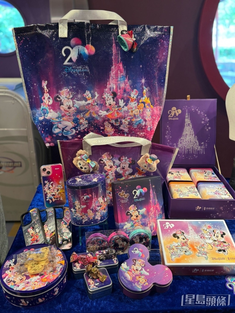 乐园推出超过300款独家20周年主题商品。