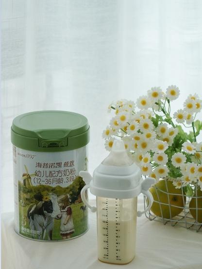  为娃选奶纠结？看懂‌有机奶粉和普通奶粉的区别就懂了 