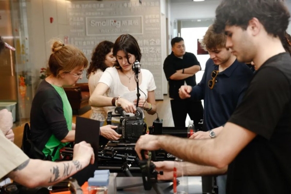 西班牙高校师生代表团到访乐其创新SmallRig，探索影像领域协同新篇