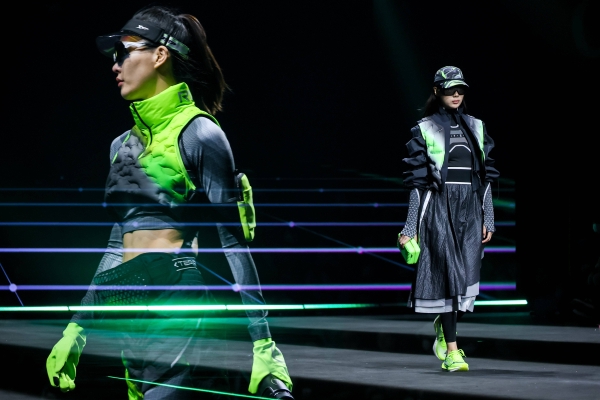  特步领「速」运动浪潮概念秀震撼发布 重新定义超现实主义运动美学