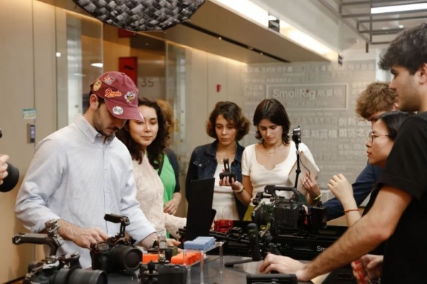 西班牙高校师生代表团到访乐其创新SmallRig，探索影像领域协同新篇