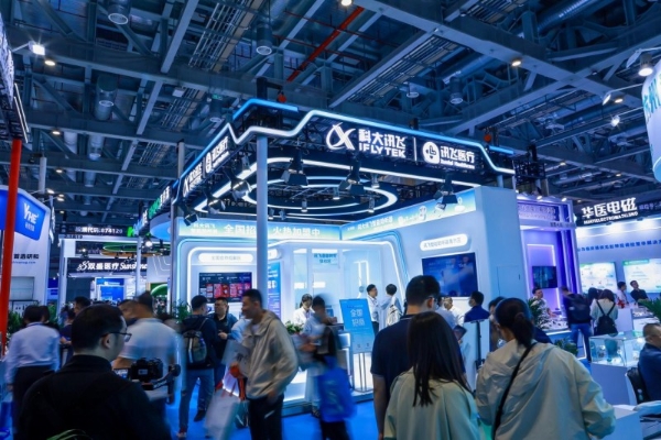  讯飞智能助听器亮相中国国际医疗器械展 点亮银发生活 