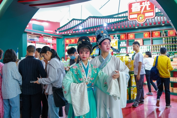  春光食品携手国家级非遗琼剧惊艳亮相第五届消博会
