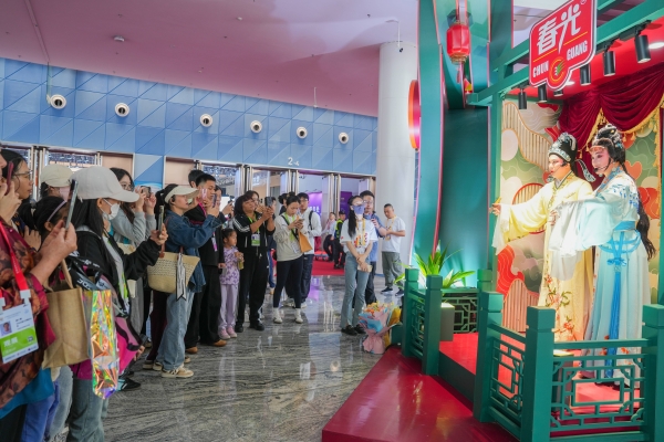  春光食品携手国家级非遗琼剧惊艳亮相第五届消博会