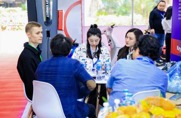  人民出行硬科技走出国门，自研“智能两轮车+换电网络”协同解决方案，亮相越南展