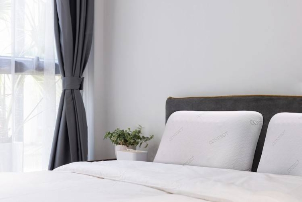 豪华级睡眠新宠：康姿百德豪华柔压磁性枕让颈椎“枕”得其所！