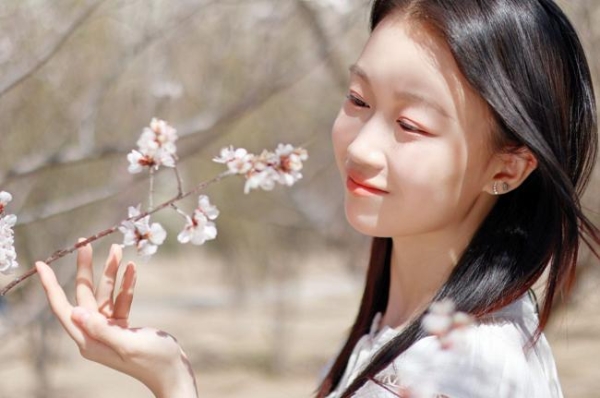  佳能EOS R50春日桃花人像实拍体验