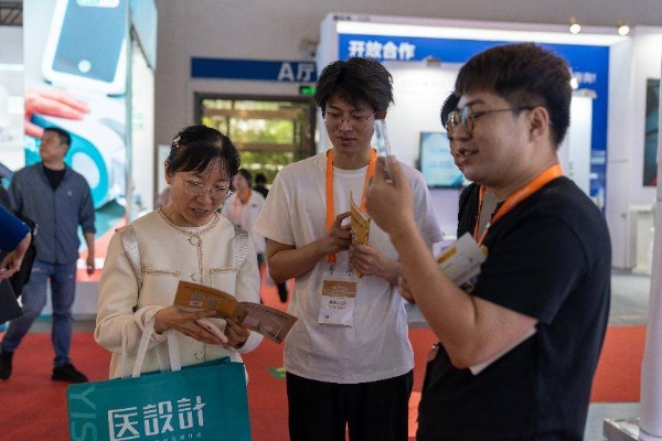 《从 “光谱稳定” 到 “护眼靠谱”：柯达白泽系列护眼大路灯闪亮第25届COOC展》