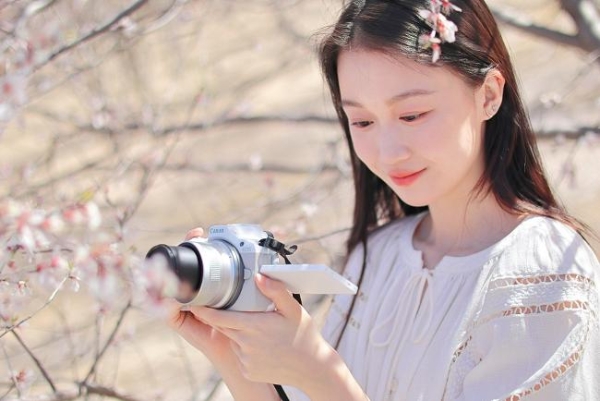  佳能EOS R50春日桃花人像实拍体验