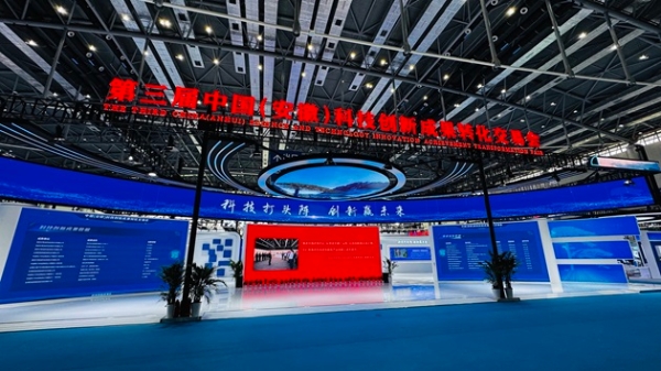 第三届安徽科交会闭幕，龙程VR「星际旅客」全感剧场引流体验热潮