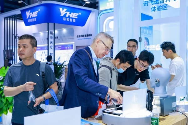  讯飞智能助听器亮相中国国际医疗器械展 点亮银发生活 