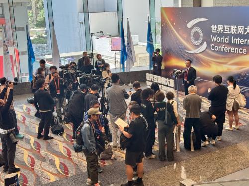 首次亮相“世界互联网大会亚太峰会”，易鑫宣布年内发布业内首个Agentic大模型