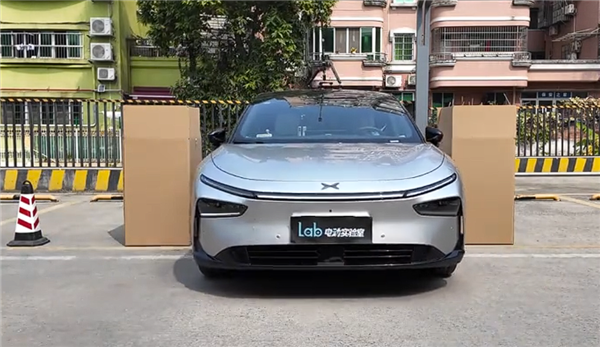 蔚小理华四车超窄车位自动泊车:智界R7冠绝全场对得起那四个字