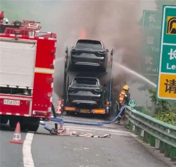 曝一板车高速上刹车过热起火：数辆问界M9被烧