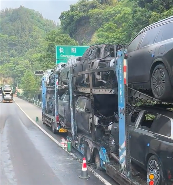 曝一板车高速上刹车过热起火：数辆问界M9被烧