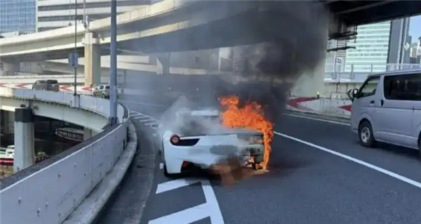 男子攒钱10年买法拉利提车1小时后自燃：20分钟彻底烧毁