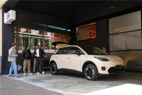 国产车自信！广汽CC4概念车官图发布：超大鸥翼门比AMG GT还张扬