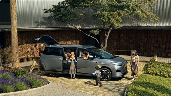 新势力销冠再出牌 新款小鹏X9发布在即：座舱三大方面升级