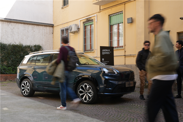 国产车自信！广汽CC4概念车官图发布：超大鸥翼门比AMG GT还张扬