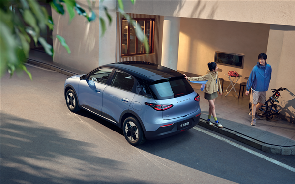 单月狂卖超3万辆 吉利星愿全新配色车型上市：限时6.88万起