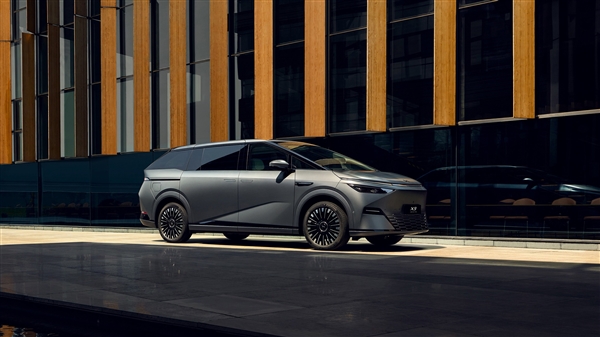 新势力销冠再出牌 新款小鹏X9发布在即：座舱三大方面升级