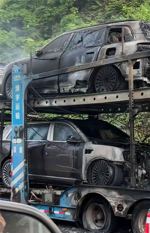 曝一板车高速上刹车过热起火：数辆问界M9被烧
