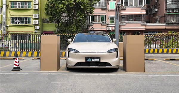 蔚小理华四车超窄车位自动泊车:智界R7冠绝全场对得起那四个字