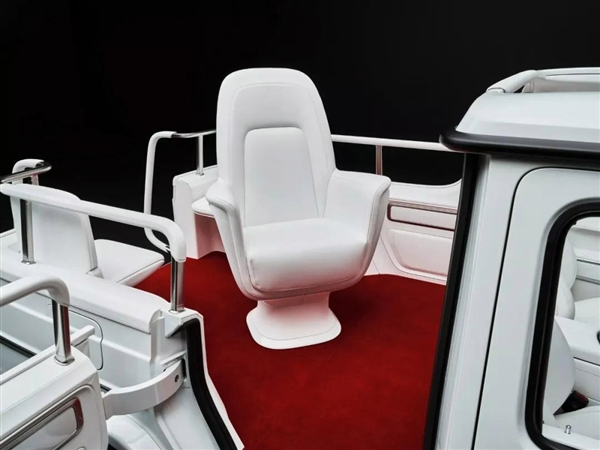 教皇方济各去世！座驾为全球唯一一台特别定制纯电奔驰大G