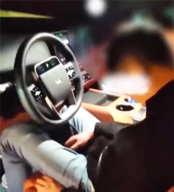 男子酒后开自动驾驶上高速呼呼大睡：吊销驾照、承担刑责