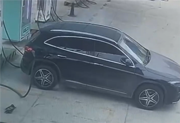 一奔驰EQC充电时自然：从冒烟到爆燃不到10秒