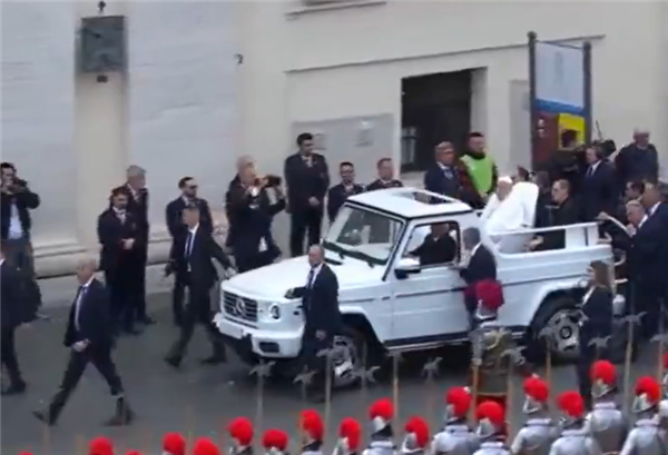 教皇方济各去世！座驾为全球唯一一台特别定制纯电奔驰大G