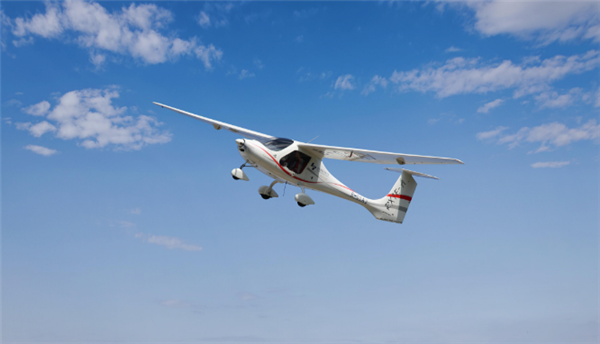 我国首款！新能源轻型运动类飞机正式交付：续航里程达280公里