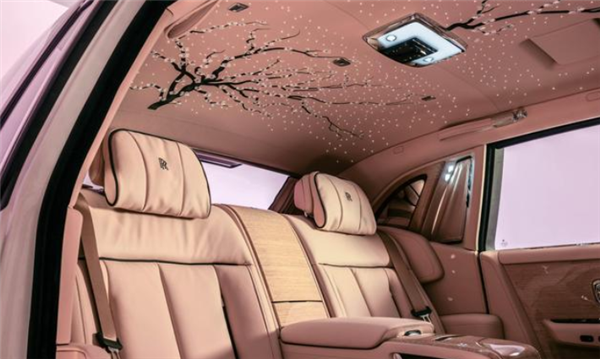 全球唯一！劳斯莱斯幻影定制版亮相：25万针绣出"樱花雨"
